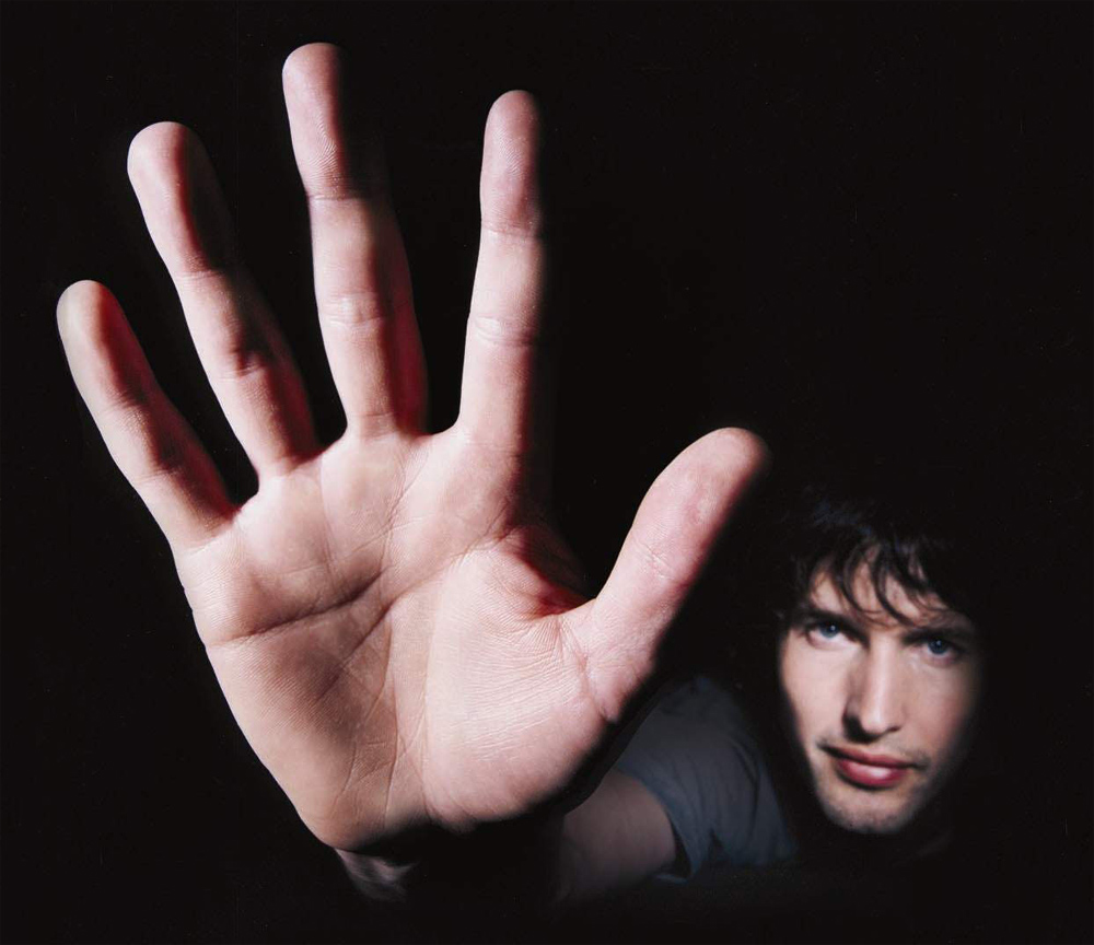 Finger length - James Blunt right hand gesture.