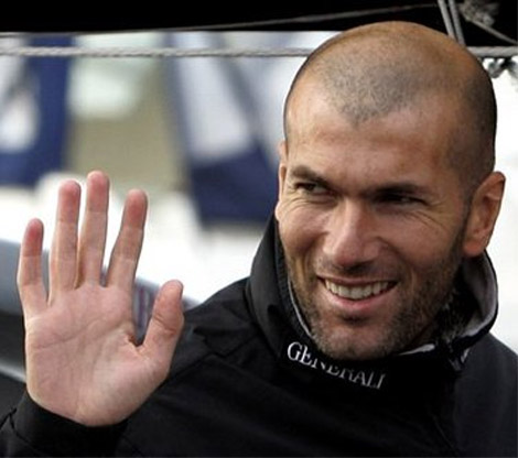 The hands of Zinedine Zidane: low '2D:4D digit ratio'.