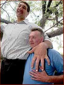 Leonid Stadnyk is the world's largest man, his hand is 31 centimeters long.