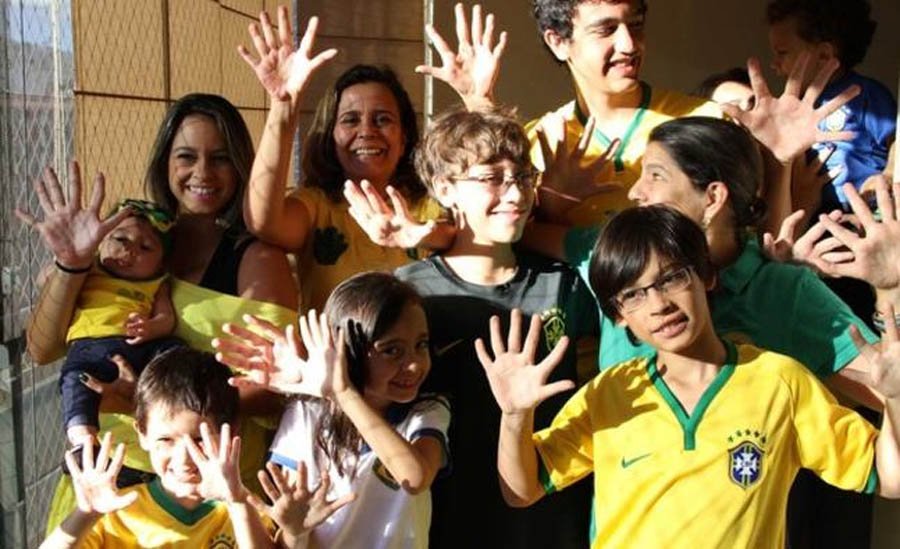 14 members of the Da Silva family have 12 fingers!