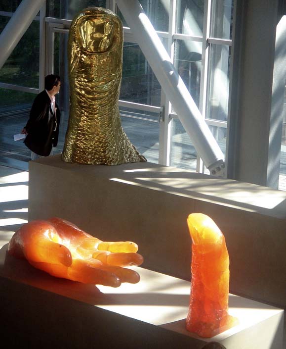 César's 'the thumb' (le pouce) in la Fondation Cartier, Paris (2008).