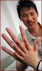 Chinese man Zhao Liang has large hands!