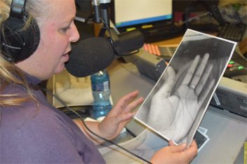 Chirologist Silvana Smith performing at Radio 2000 studio.