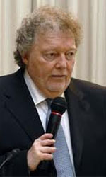 Jeremy Beadle had een kleine hand t.g.v. het Poland syndroom.