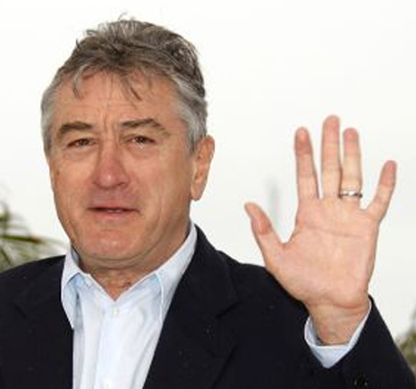 Robert de Niro heeft een complete simiaanlijn in zijn linker hand.